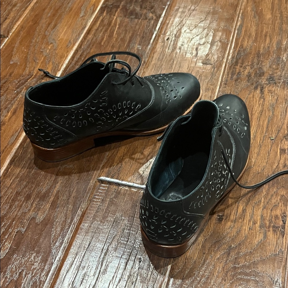 ELF Black Women's Lace-Up Loafers